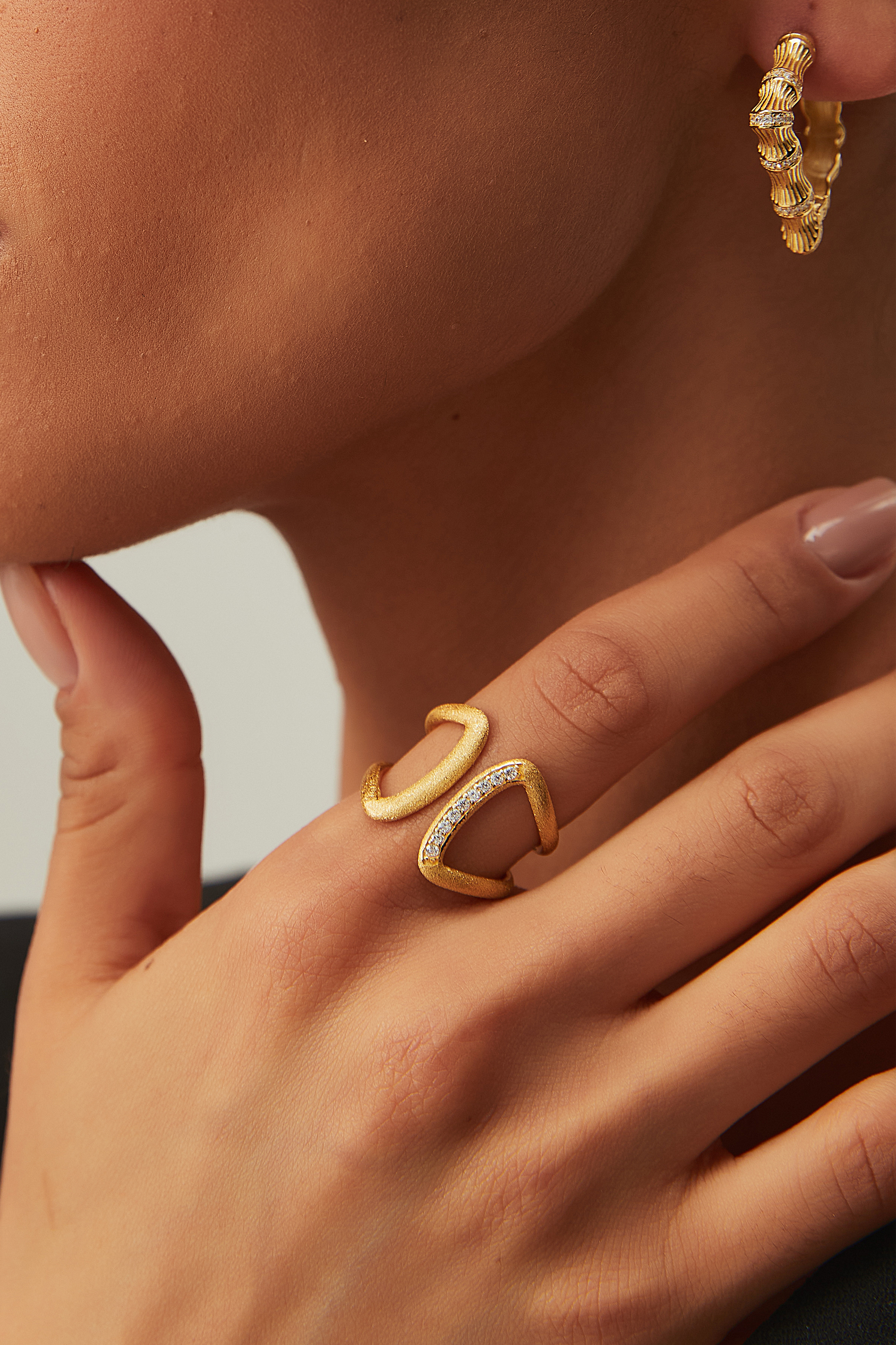 Skulpturaler strukturierter offener Ring – Twinloop