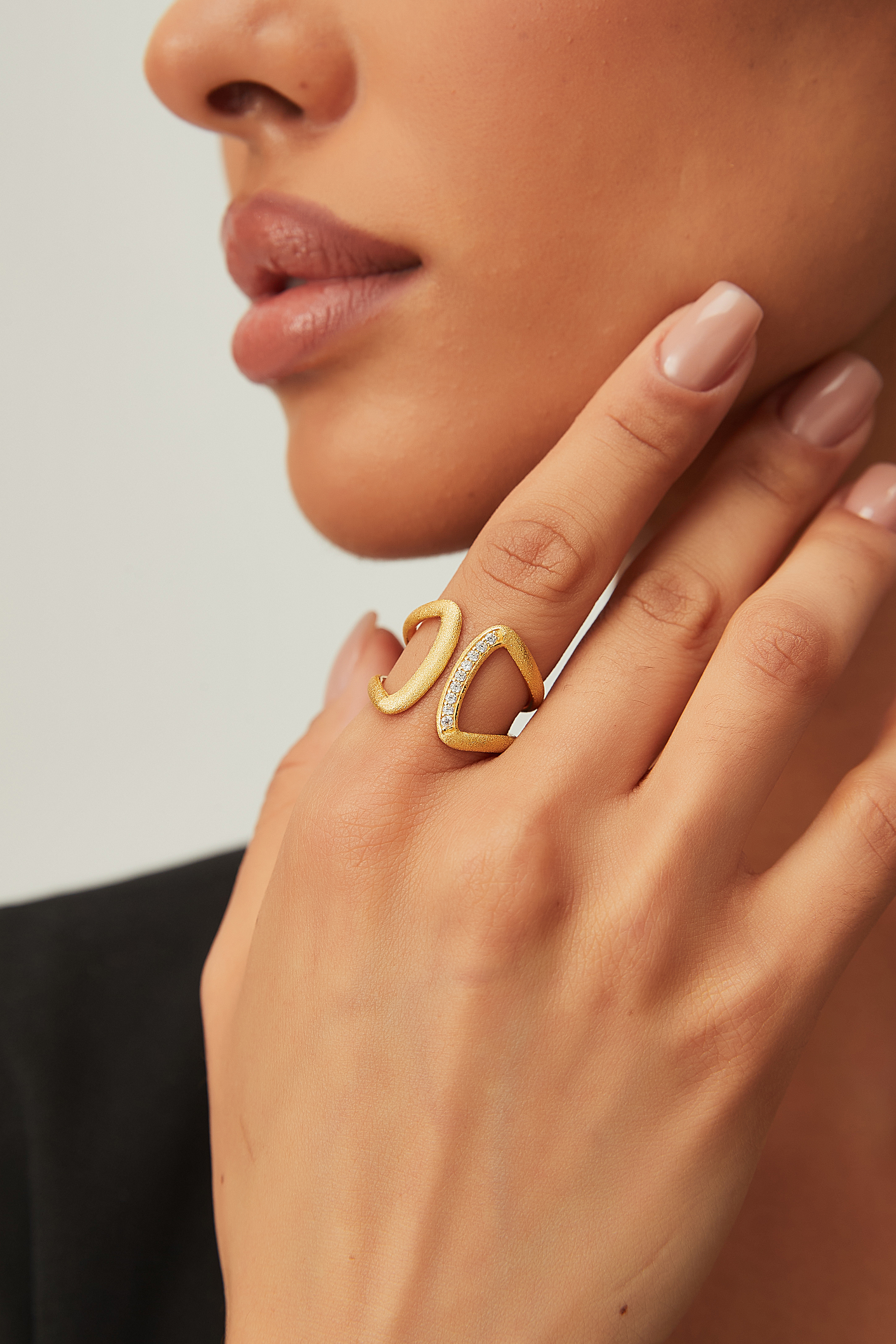 Skulpturaler strukturierter offener Ring – Twinloop
