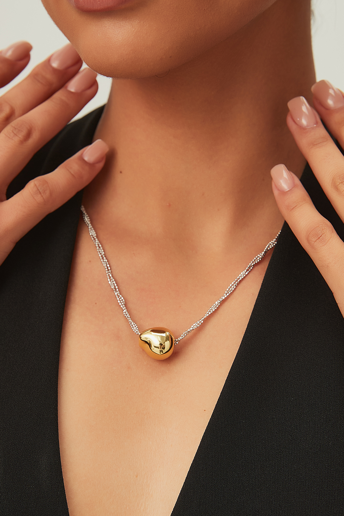 Polished Sculptural Pendant Necklace – Pebble