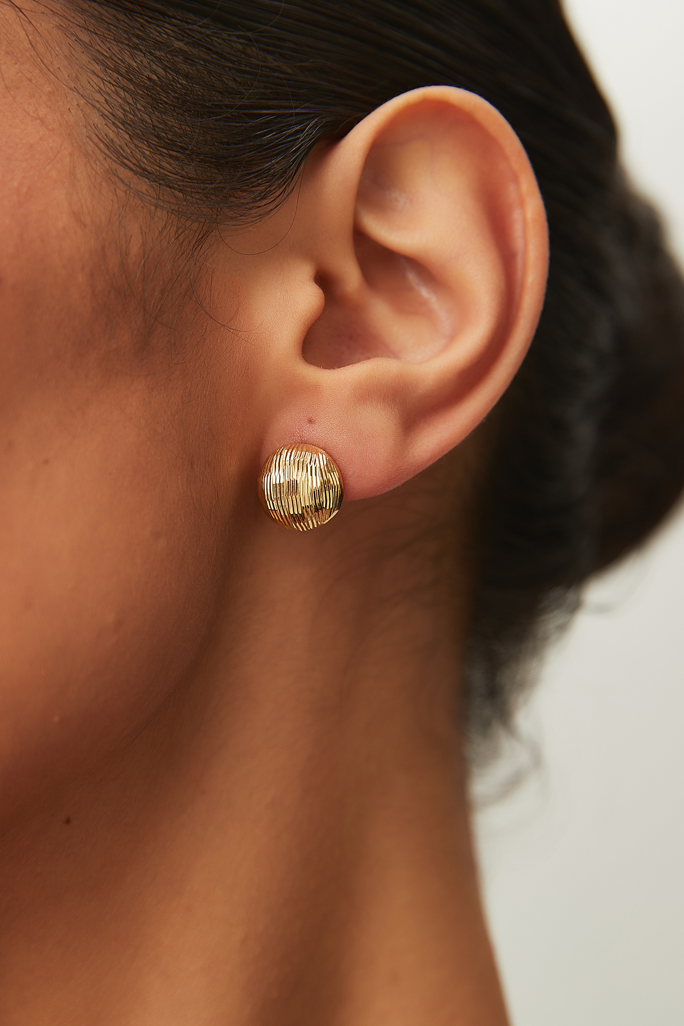 Geriffelte Kuppel-Ohrstecker – Shell