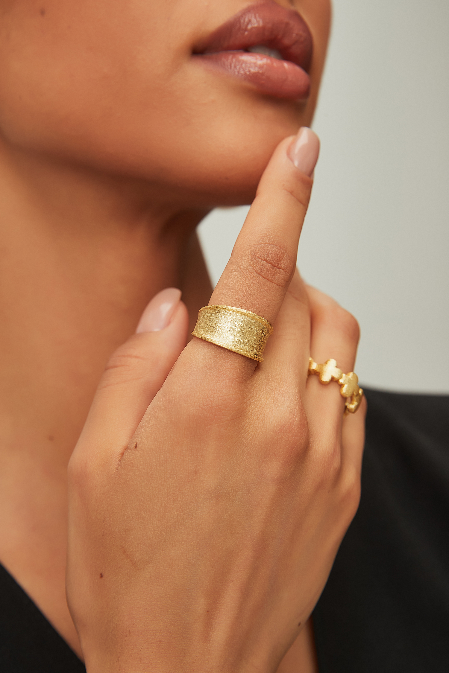 Brushed Sculptural Band Ring – Arc