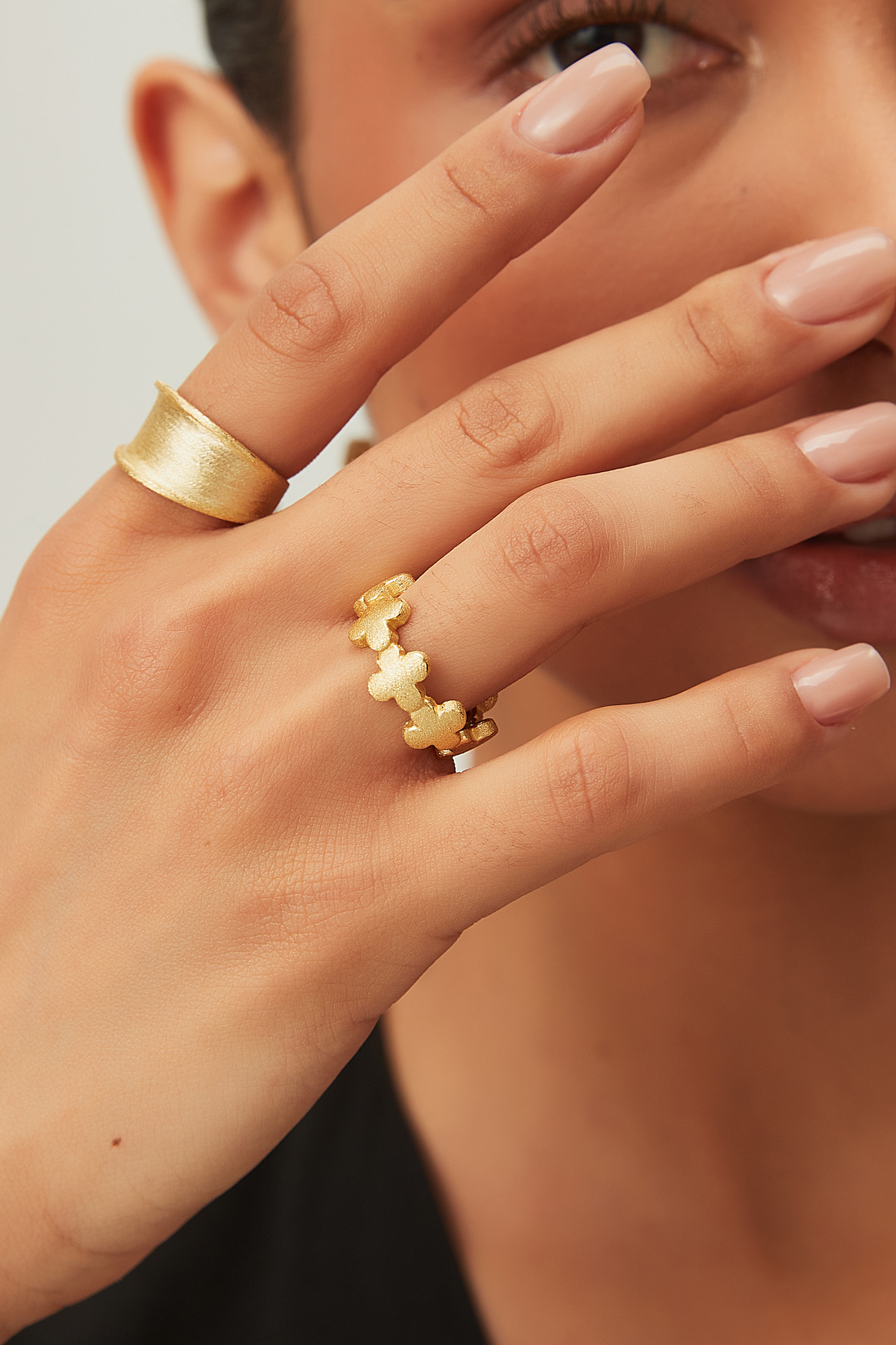 Skulpturaler strukturierter offener Bandring – Gold Flower