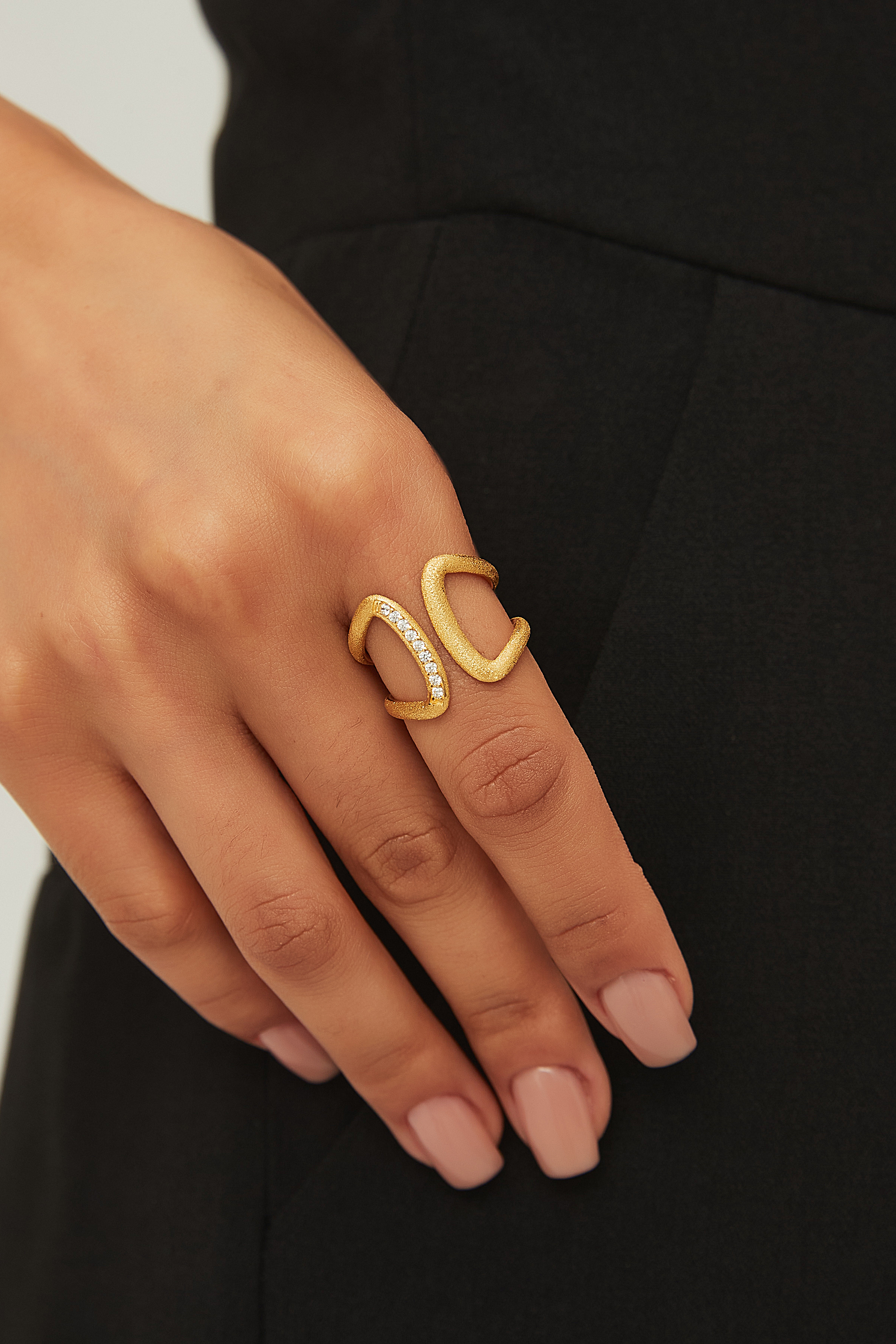 Skulpturaler strukturierter offener Ring – Twinloop