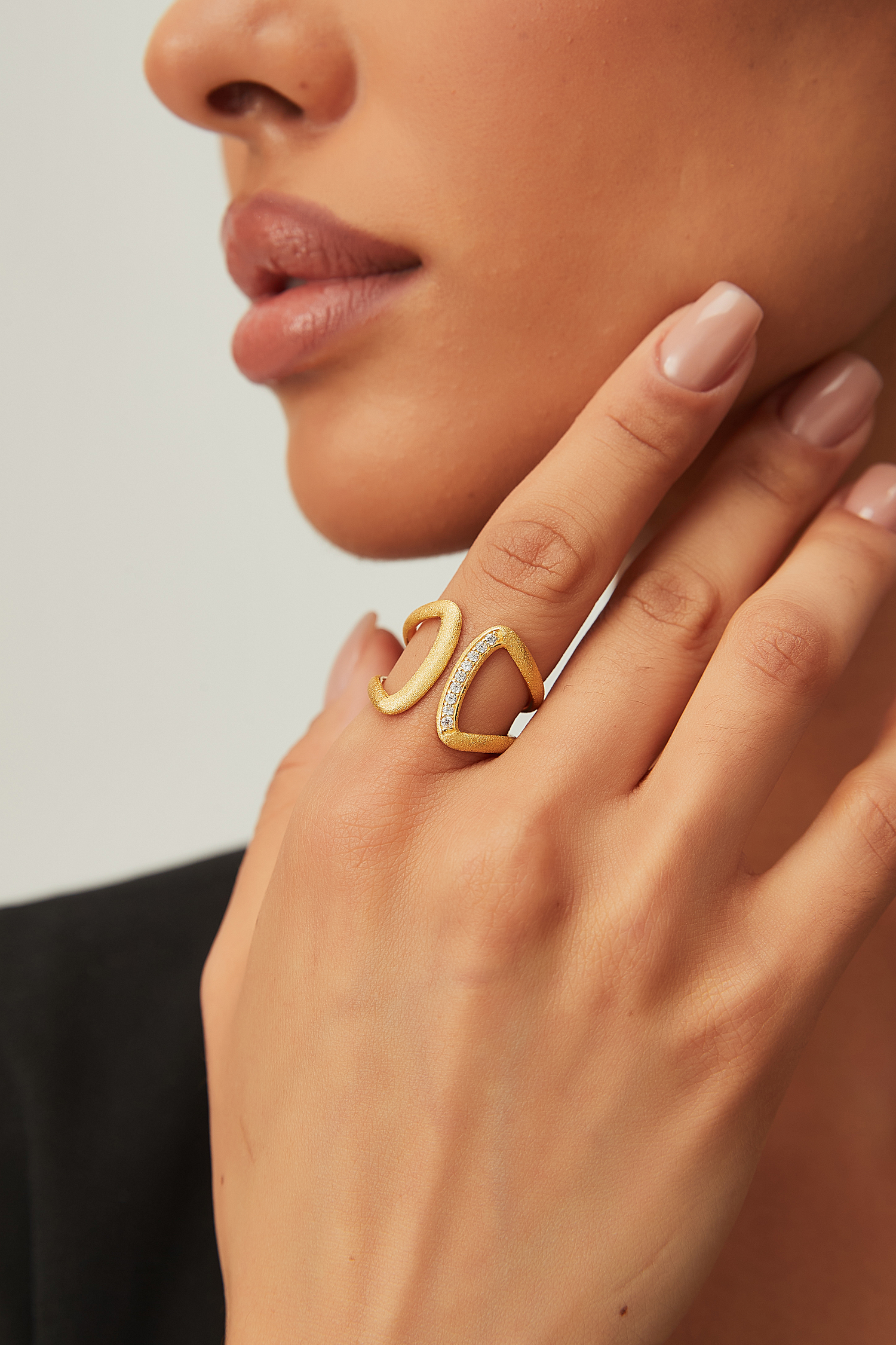 Skulpturaler strukturierter offener Ring – Twinloop