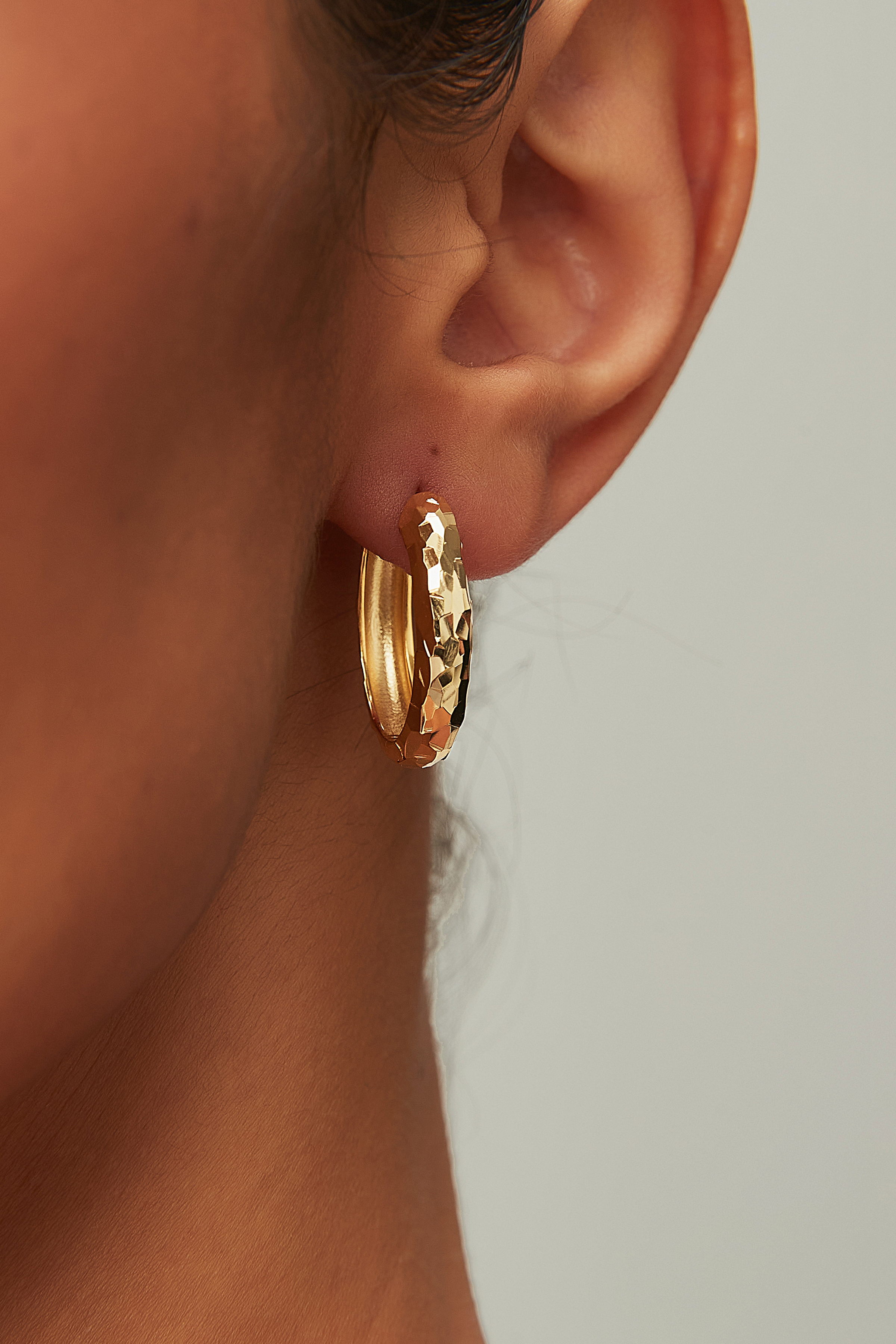 Faceted Classic Hoop Earrings – Hammer Ring
