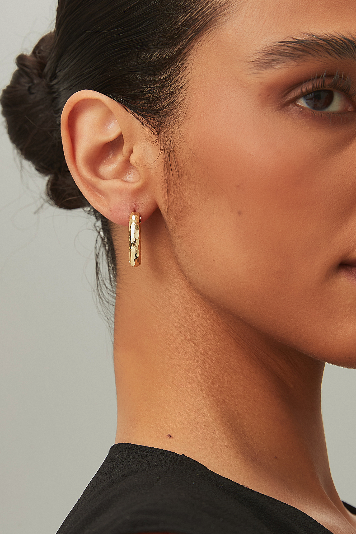 Faceted Classic Hoop Earrings – Hammer Ring